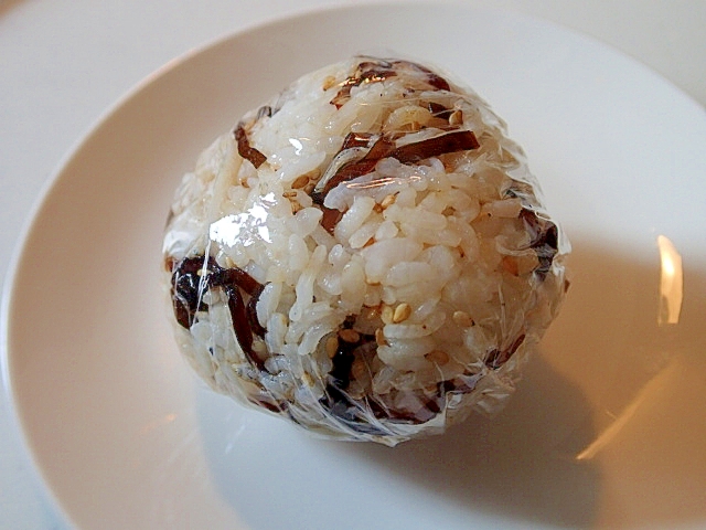 昆布の佃煮と釜揚げシラスといりごまのおにぎり