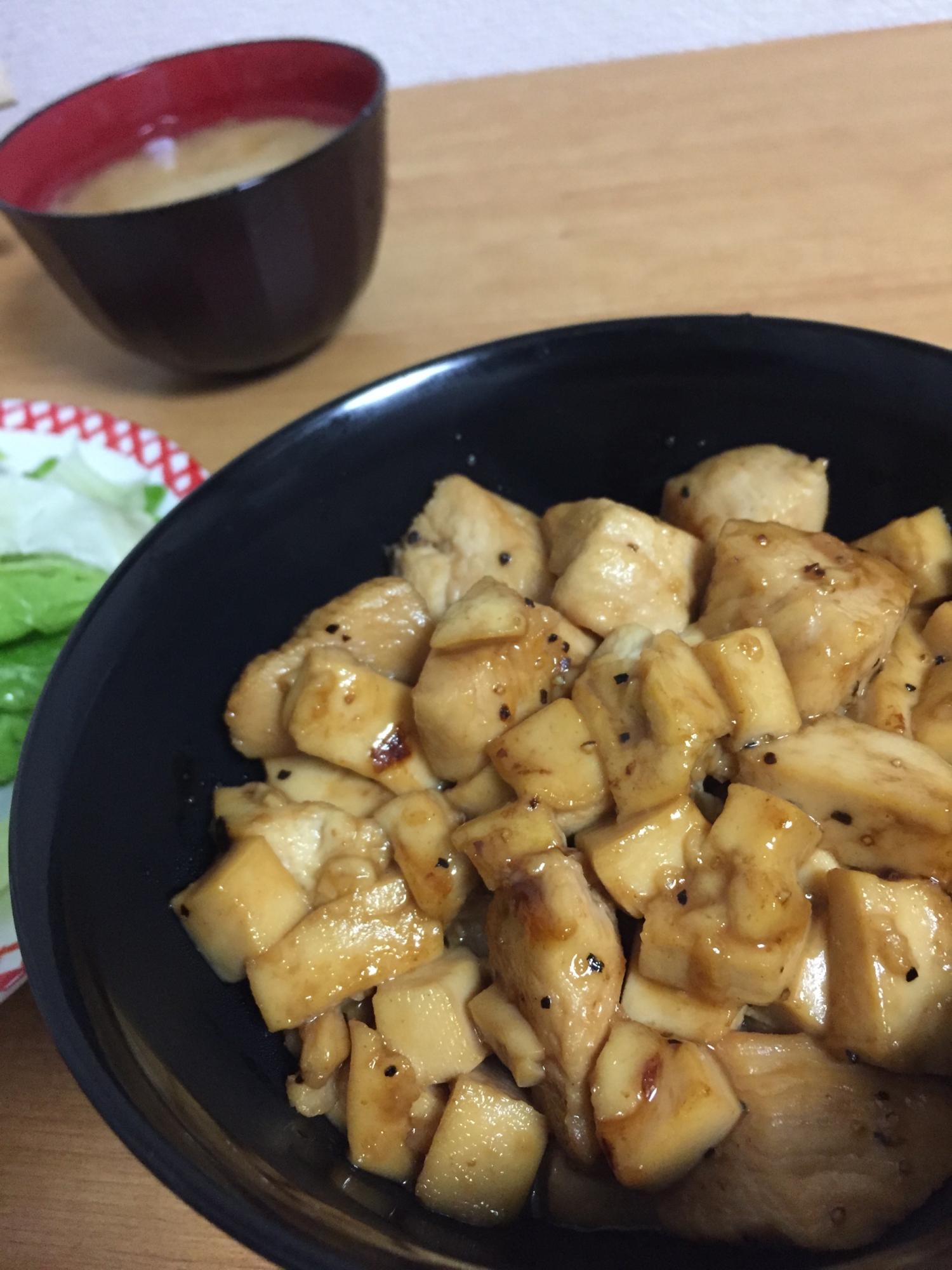 【一人暮らし向け】豆腐と鶏肉の照り焼き風丼！