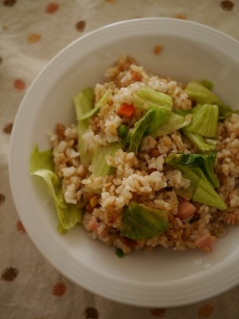 納豆チャーハンはよく作りますが、レタスを入れたのは初めてです。火が通ってもシャキシャキでおいしいですね♪ごちそうさまでした☆