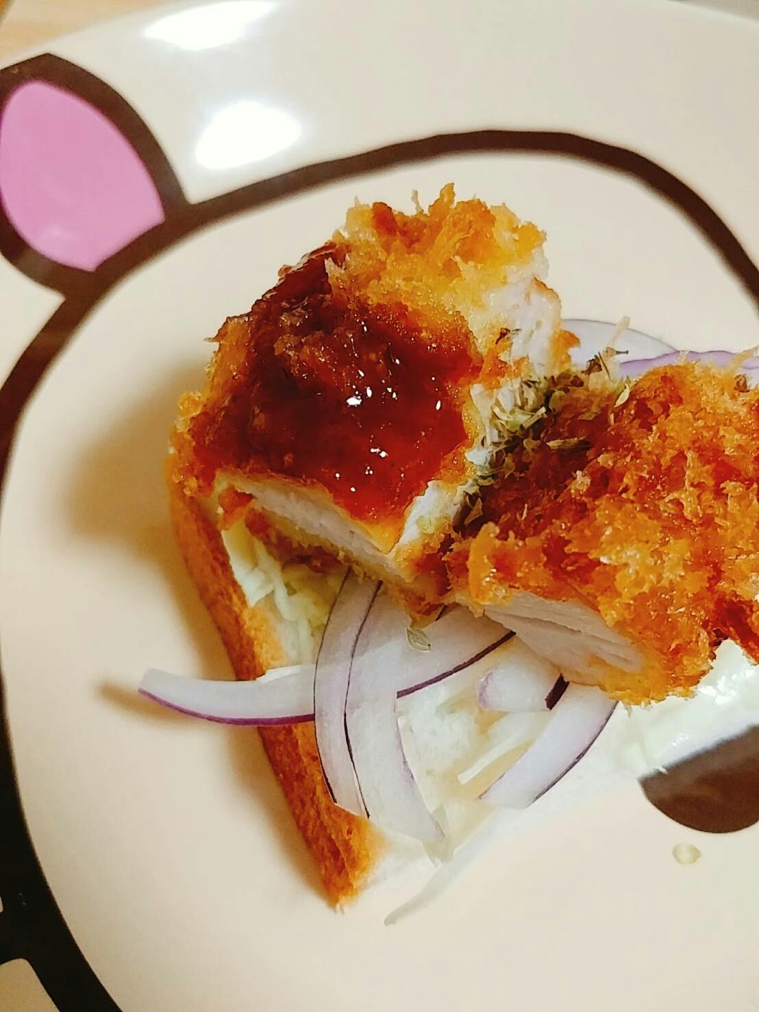 豚カツと紫玉ねぎのソースオレガノおやつパン
