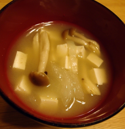 豆腐とぶなしめじと玉ねぎの味噌汁