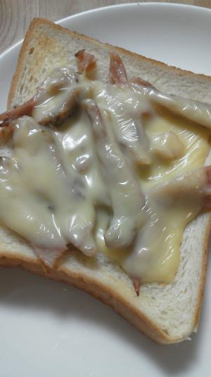 スモークチキンとチェダーチーズのトースト♪