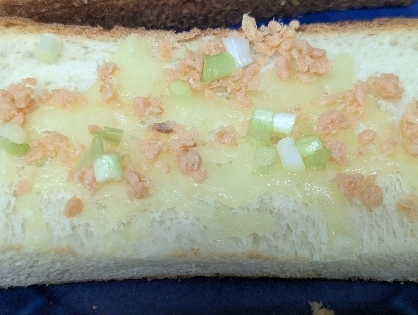 鮭フレークと小ねぎのチーズトースト