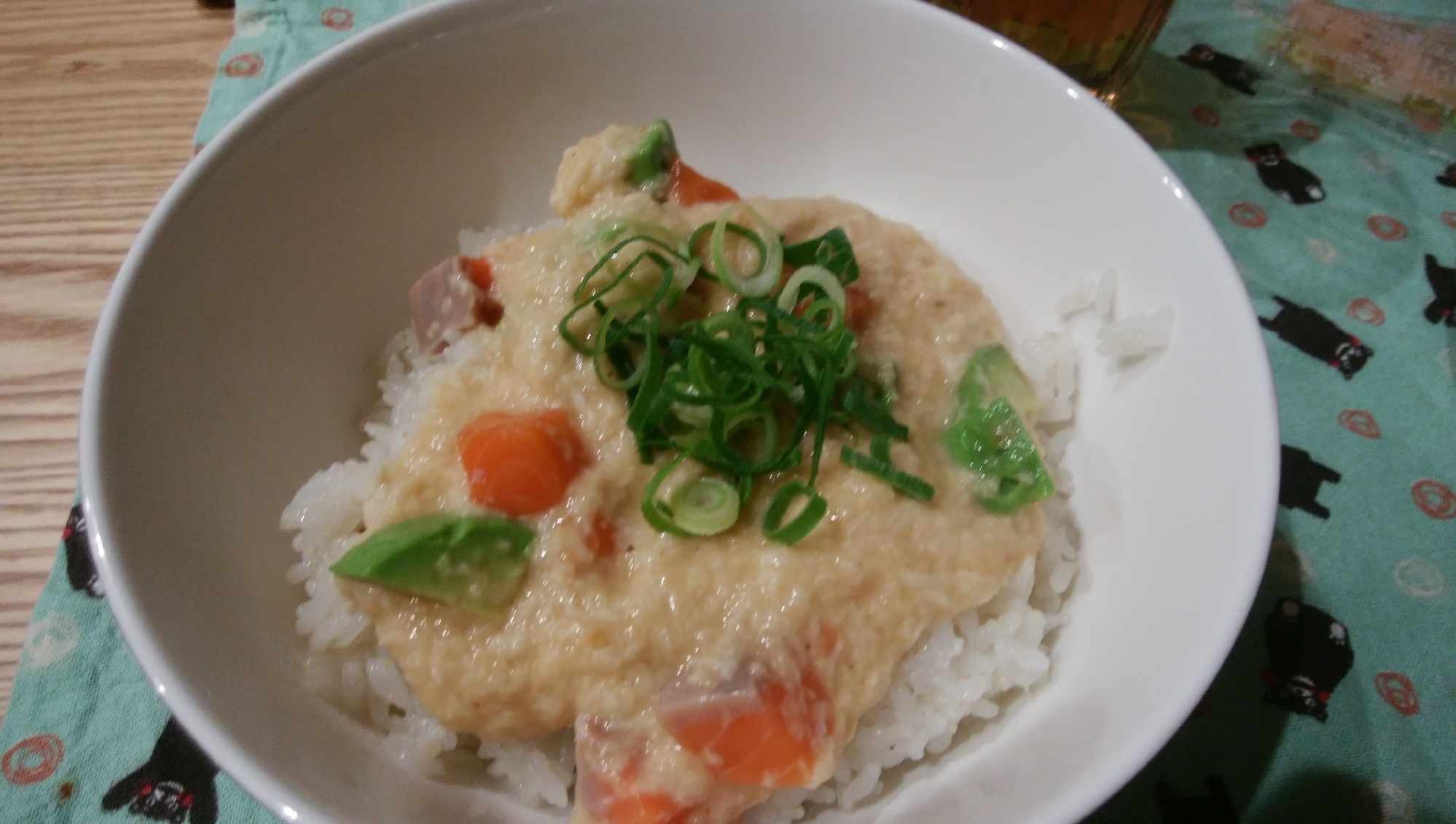 サーモンとアボガドの山かけ丼