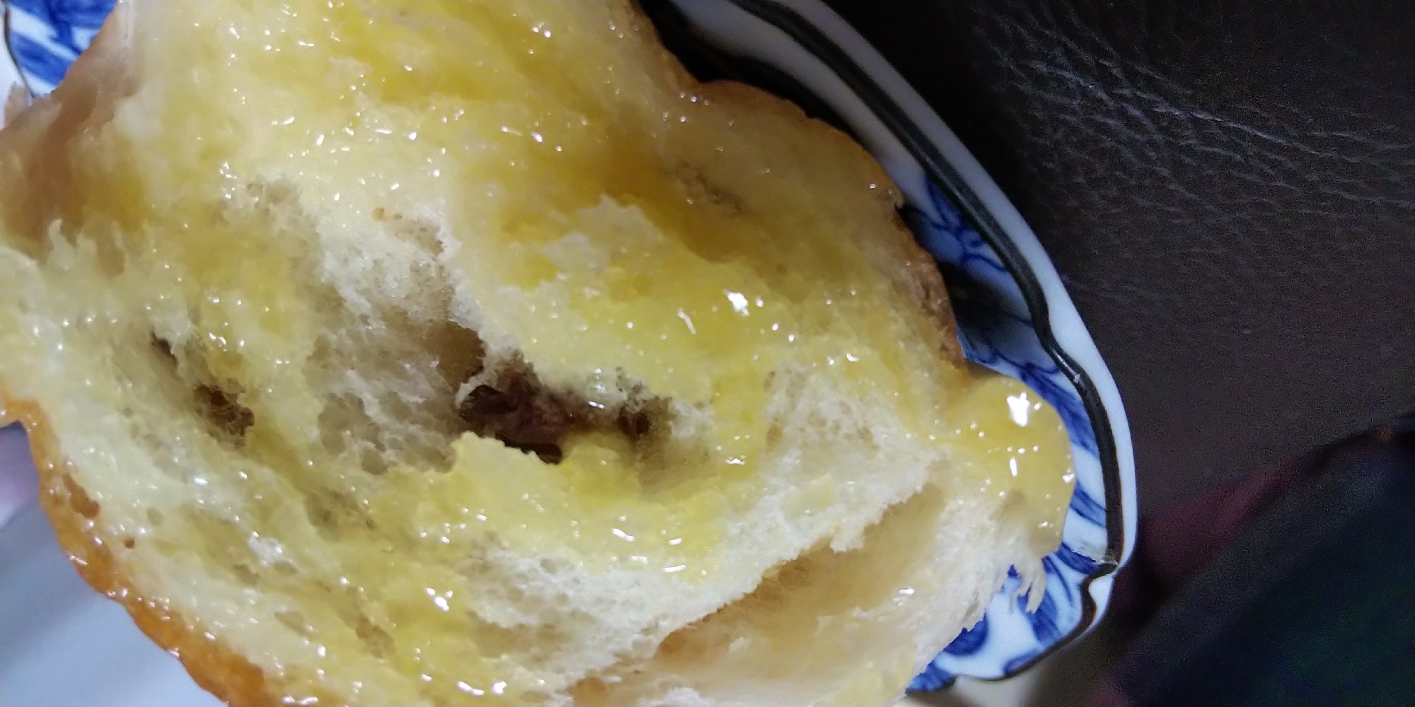 バターロールレーズンパンに・岩塩オリゴ糖バター浸し