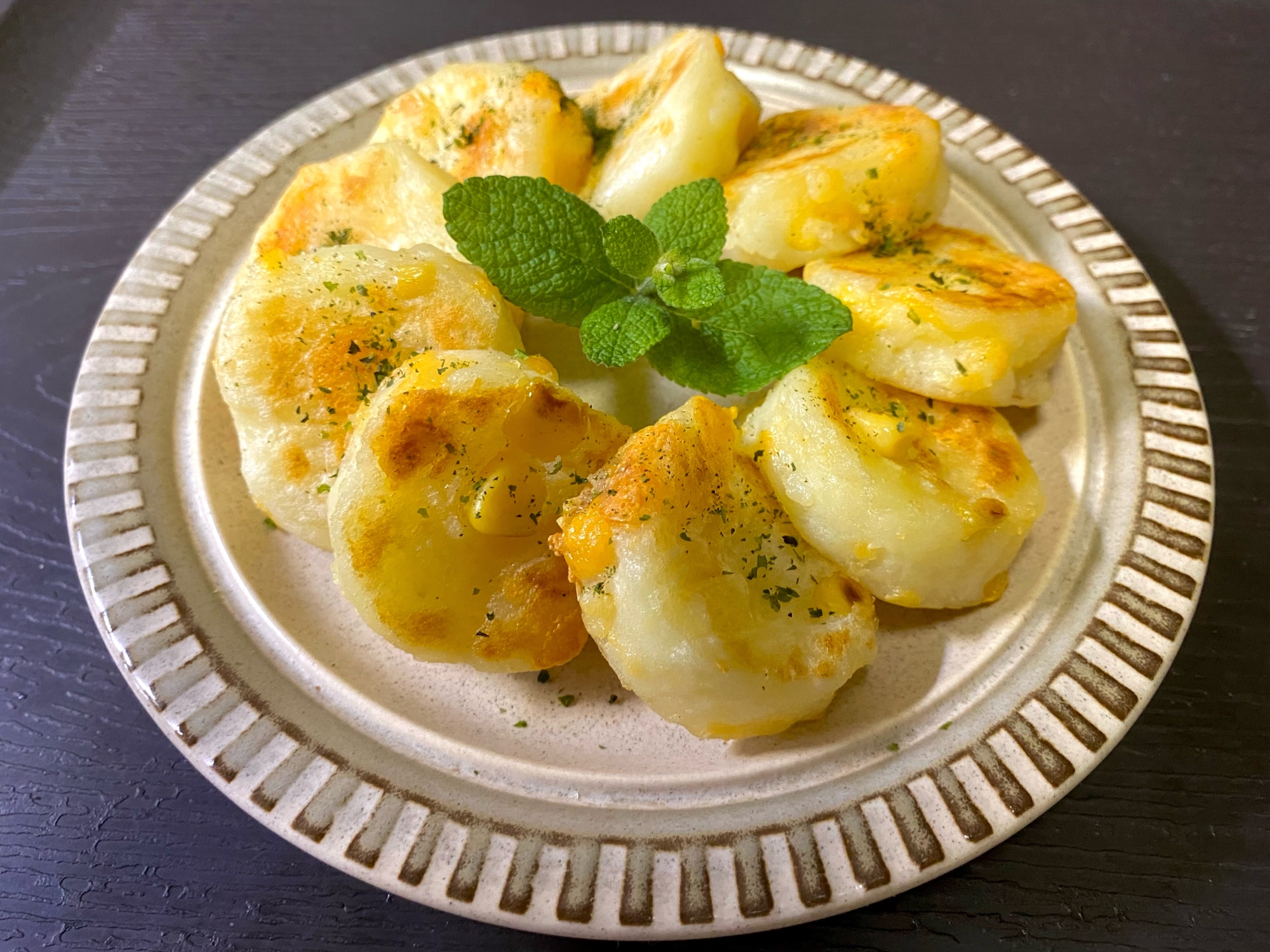 電子レンジで成型ポテト　＊チーズとコーンの芋餅風＊