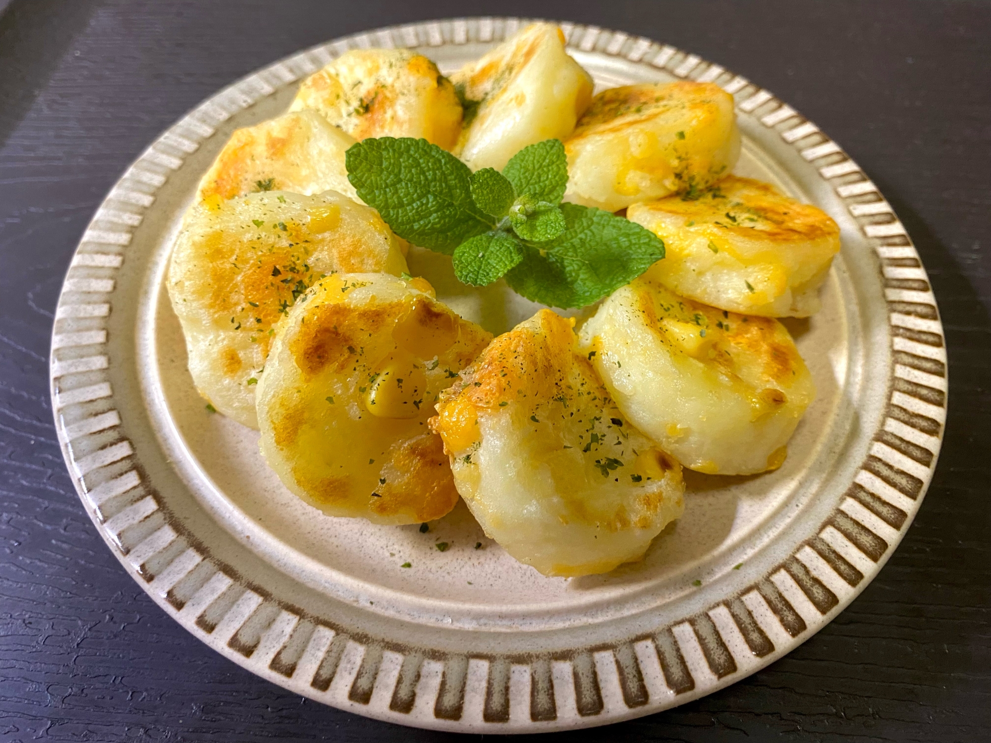 電子レンジで成型ポテト チーズとコーンの芋餅風 レシピ 作り方 By おくぅ 楽天レシピ