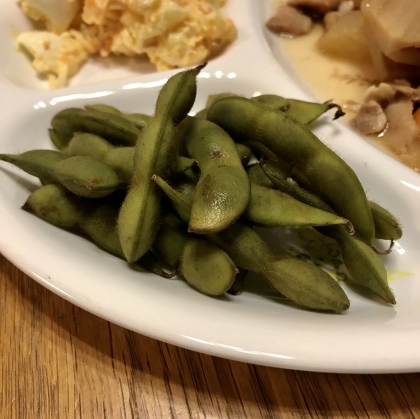 黒豆を見つけたので買って茹でました☆美味しかったです(*´꒳`*)