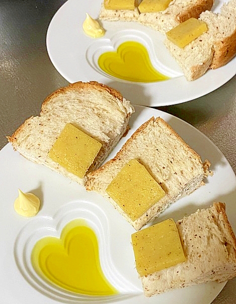 チーズパン オリーブオイルとバターを添えて レシピ 作り方 By あーる事務局 楽天レシピ チーズパン オリーブオイルとバターを添えて レシピ 作り方 By あーる事務局 楽天レシピ