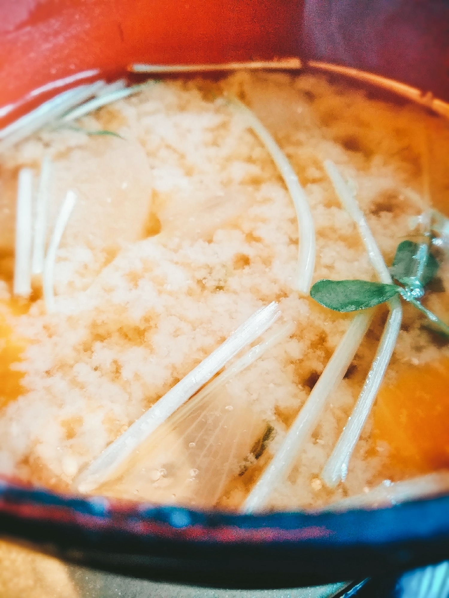 カイワレと玉ねぎの味噌汁