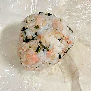 わかめとほぐしたらこのおにぎり