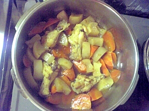コラーゲンたっぷり 圧力鍋で手羽元と根菜の煮物