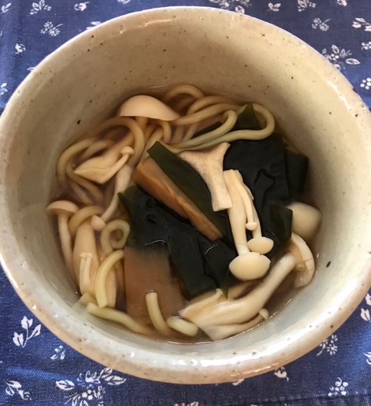 ブナピーとメンマ、ワカメの醤油ラーメン