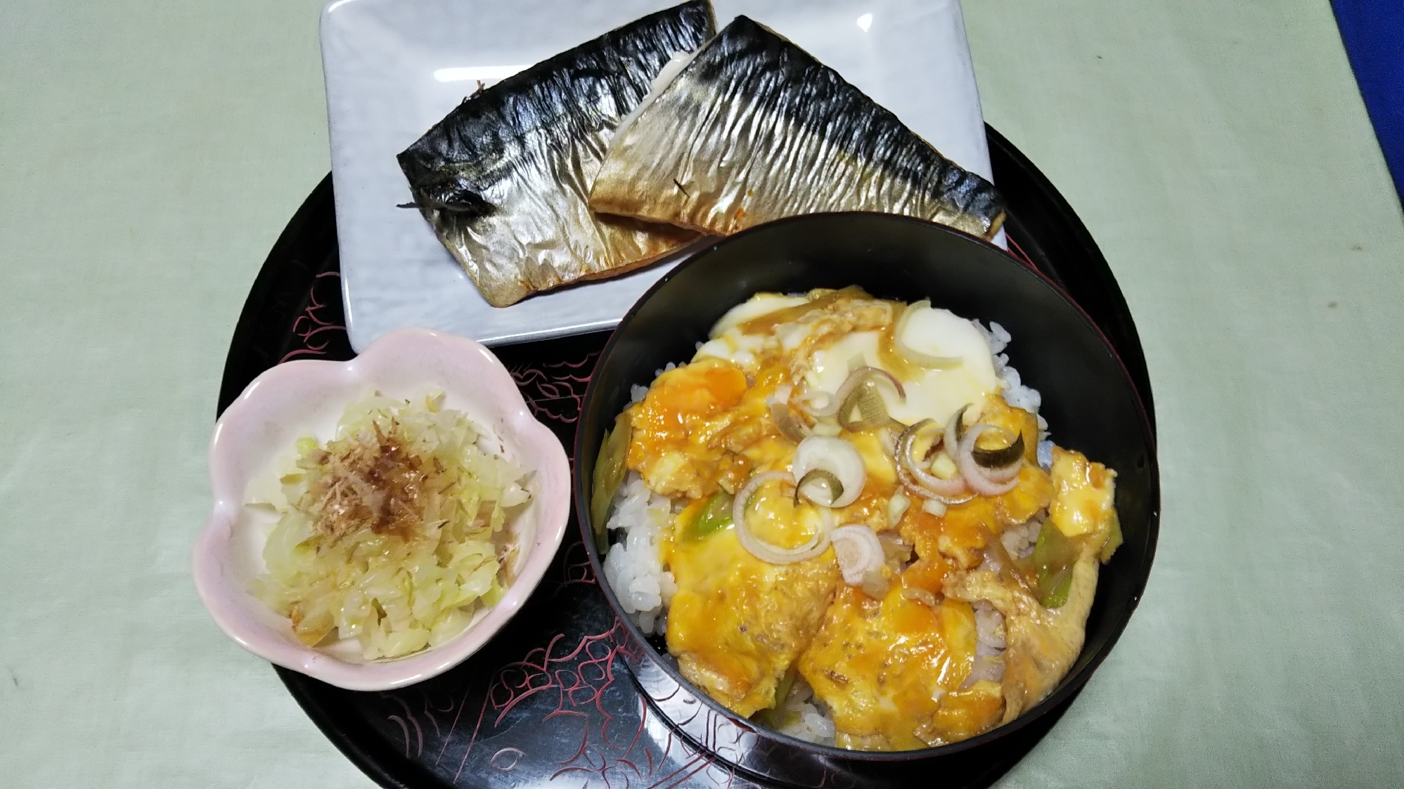 焼き塩鯖とキャベツのお浸しと玉子丼の夕食☆