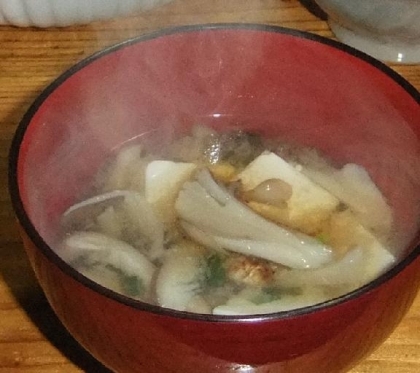 きのこの香りがたっぷりでとっても美味しかったです♪
大満足なお味噌汁でした！
ごちそうさま！！