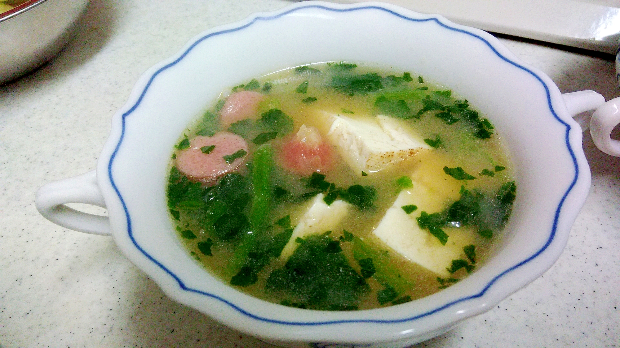 焼き豆腐とほうれん草、ウインナーの中華風味噌スープ