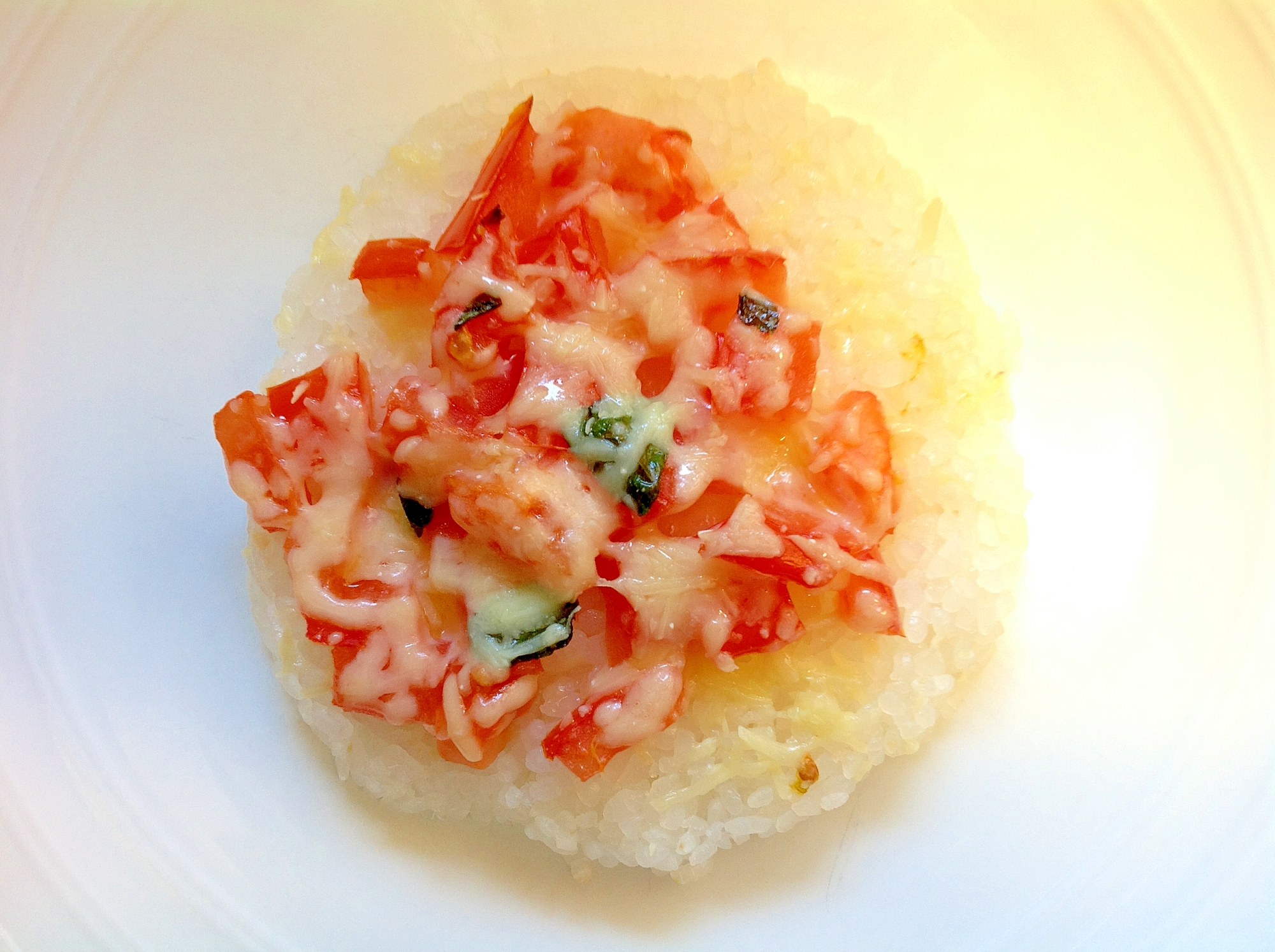 白い皿に盛られたもっちり寿司ピザ