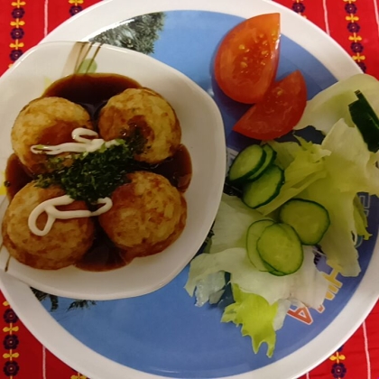 ゆで卵たこ焼きのせた野菜サラダ