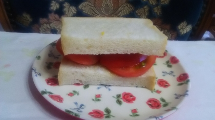 今日のランチはサンドイッチにしました
できたてのパンを使用
みずみずしいトマトで
美味しくいただきました