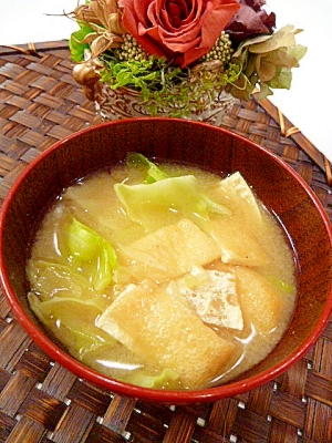 テッパン!キャベツと油揚げの味噌汁。
