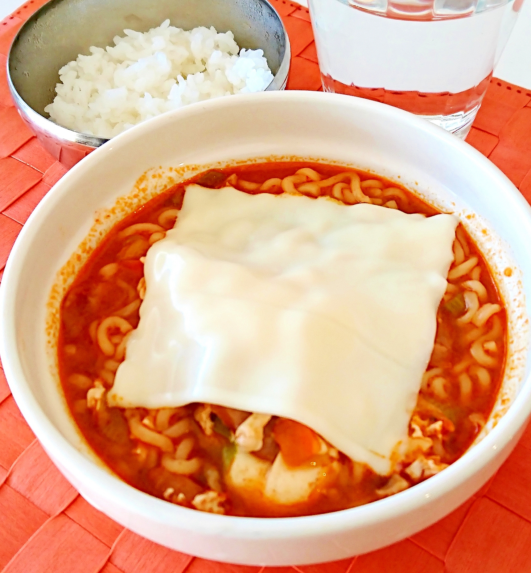 チーズと卵の辛ラーメン　ご飯も一緒に♪