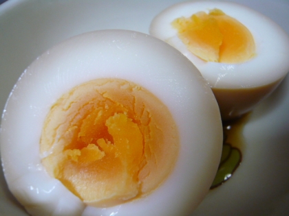 アリエルちゃん、見て見て～っ☆　今日の卵、白身が分厚いんだよぉ。。。おっかしいよね～！　インチキ卵かぁ？　こんなの初めて見たよ～^^；　ホントに鶏の卵なのか＾＾