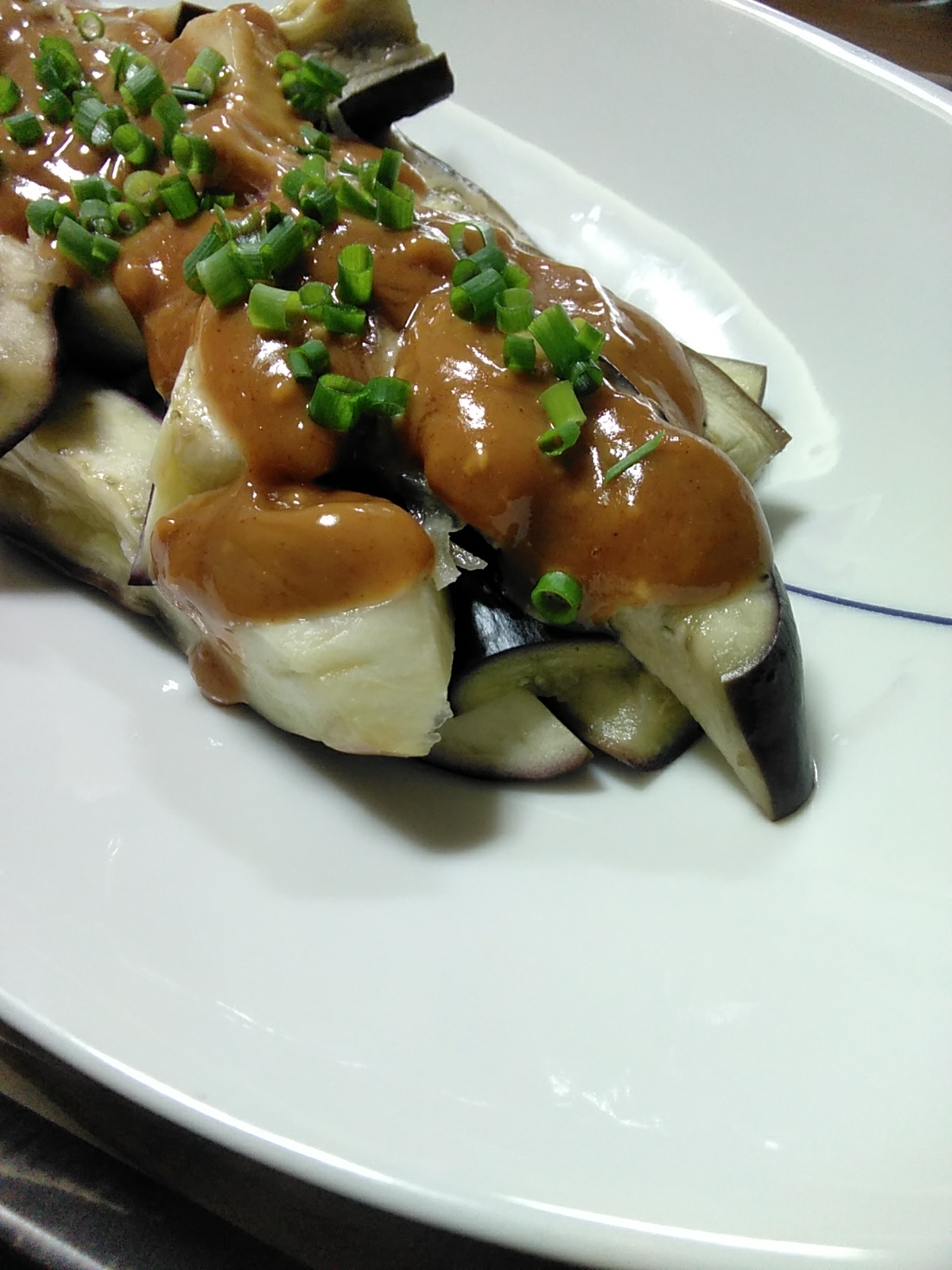 電子レンジで簡単♪蒸し茄子とピリ辛胡麻だれソース