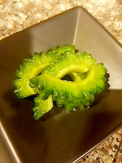 グレーの小皿に盛り付けられたゴーヤのレモン風味漬物
