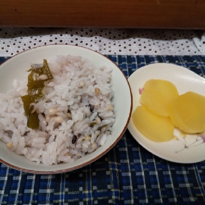 置き時間なし！無洗米の炊き込みご飯♪（塩蔵ワカメ）