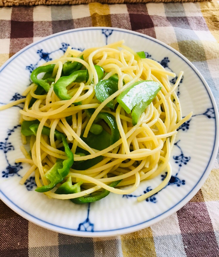 抹茶塩でピーマンとスナップえんどうのパスタ