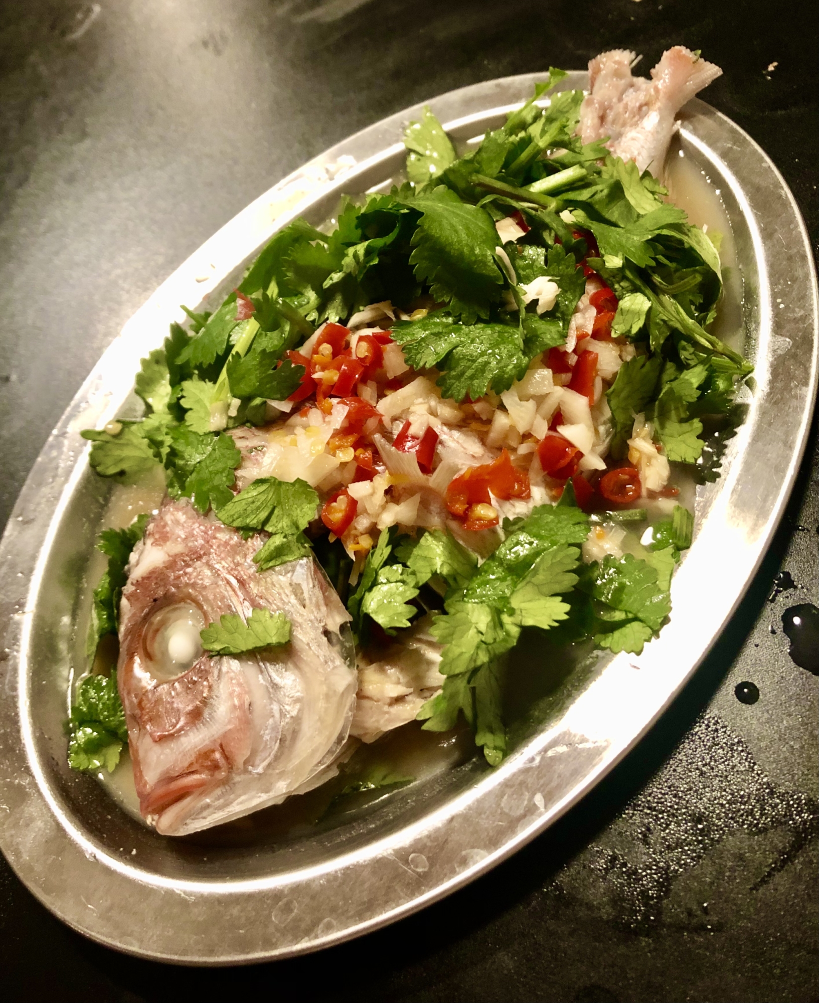 皿にのったプラー・ヌン・マナオ