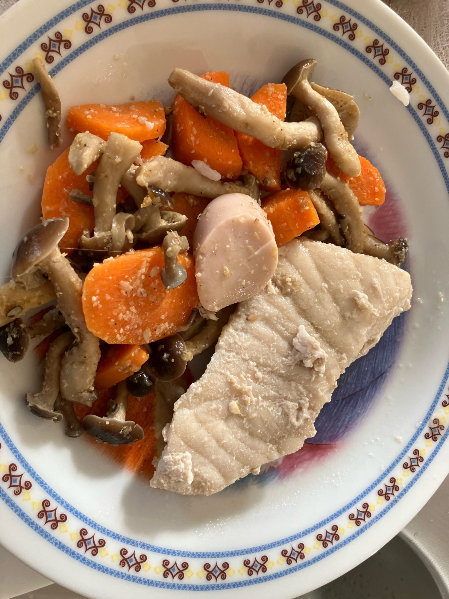 人参としめじと魚肉ソーセージとメカジキ