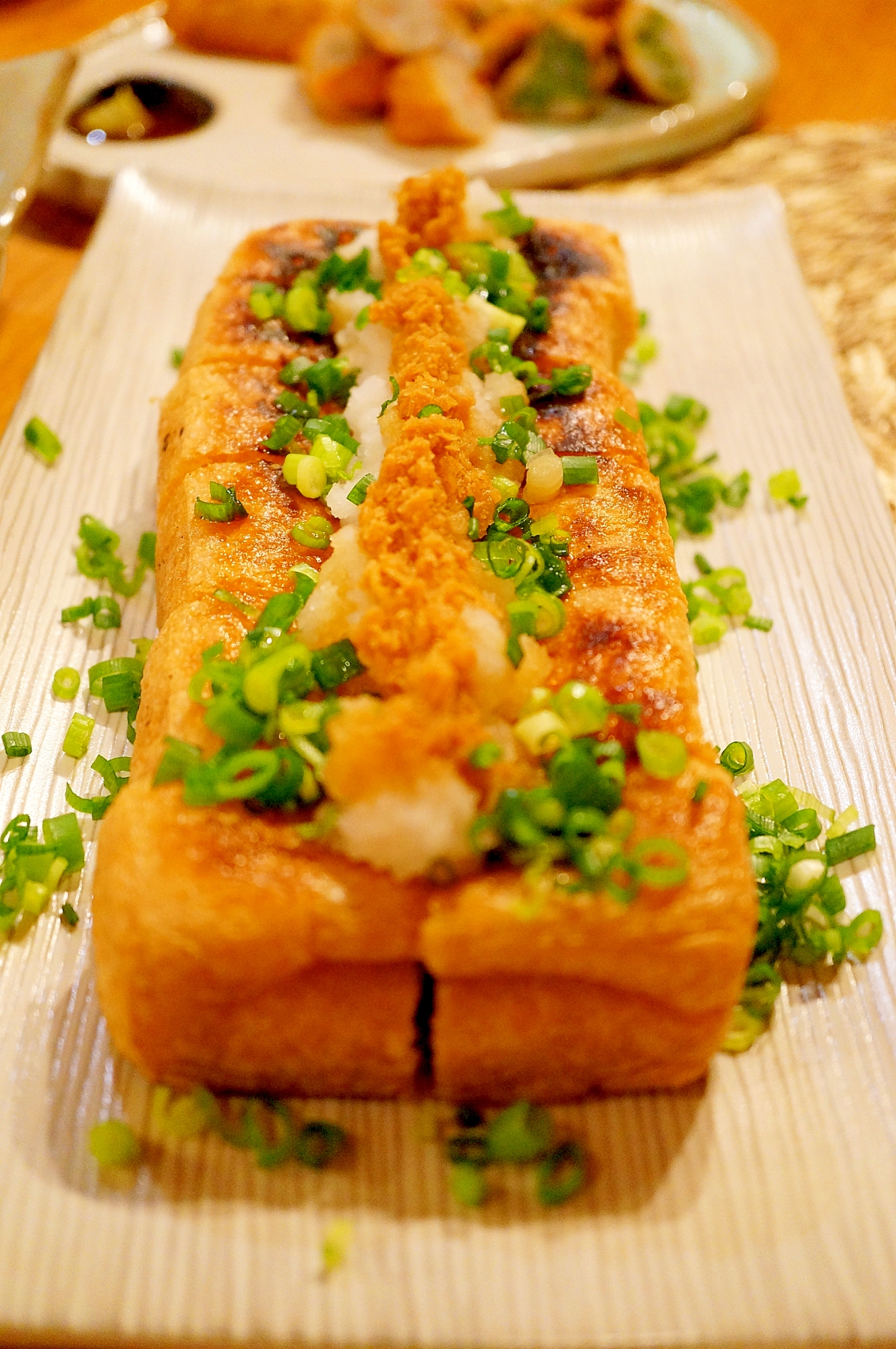 白い皿に盛り付けた栃尾揚げの山わさびおろし