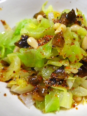 キャベツキューちゃん松の実のピリ辛サラダ