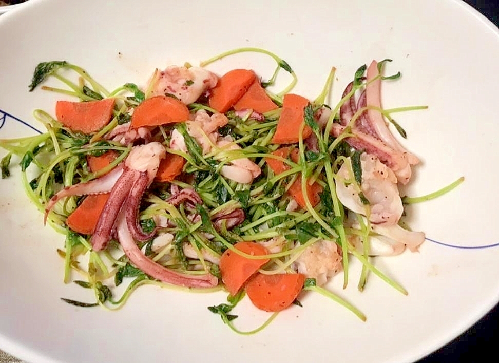 シャキシャキぷりぷり!ゲソと豆苗のガーリック炒め