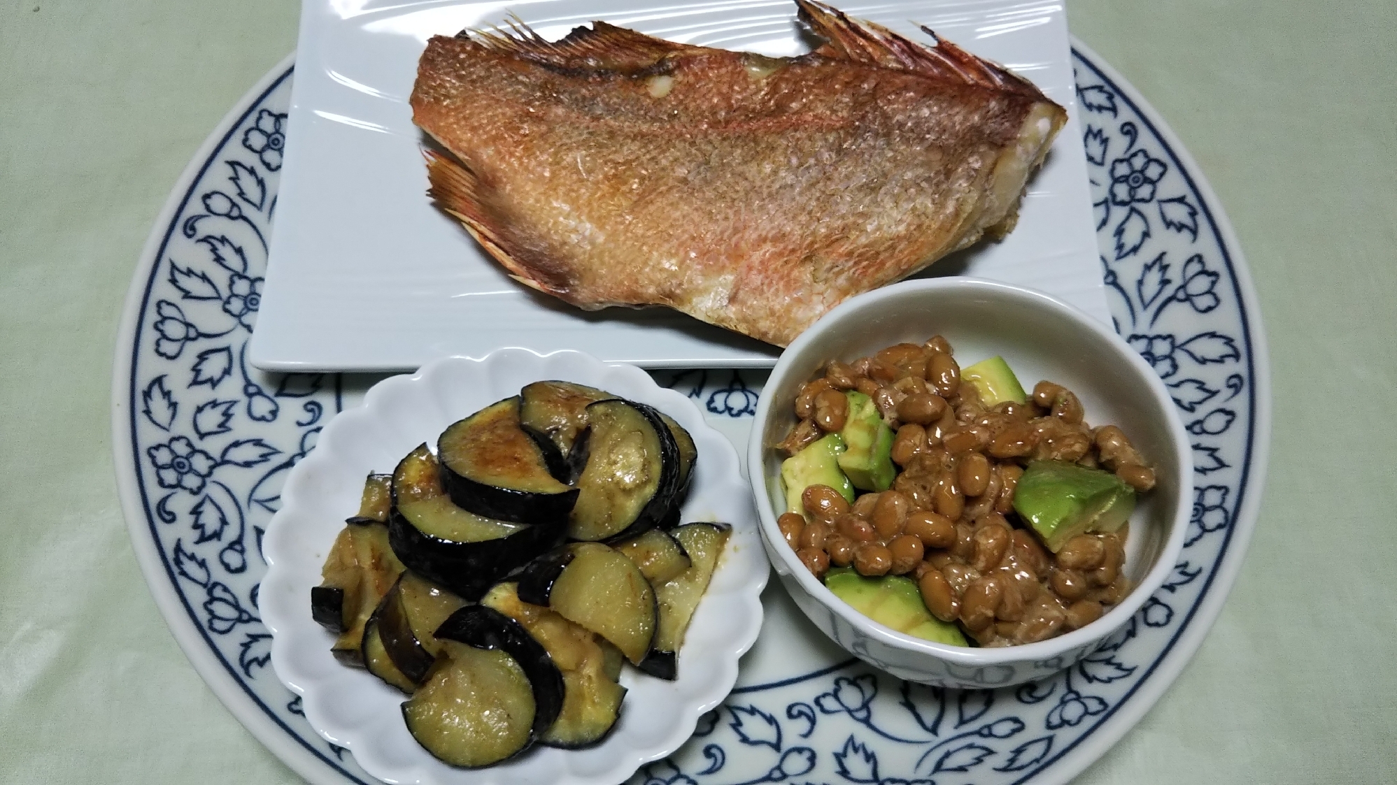 焼き赤魚と茄子の味噌炒めとアボカド納豆の朝食☆