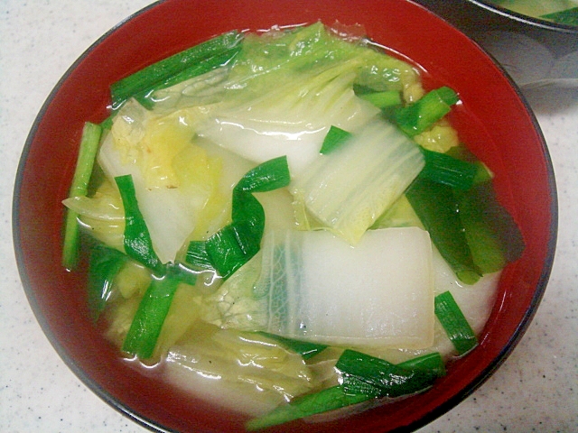 白菜とニラ、ワカメのピリ辛スープ