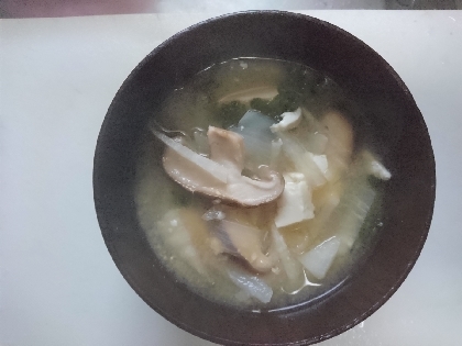 豆腐と椎茸と油揚げの味噌汁