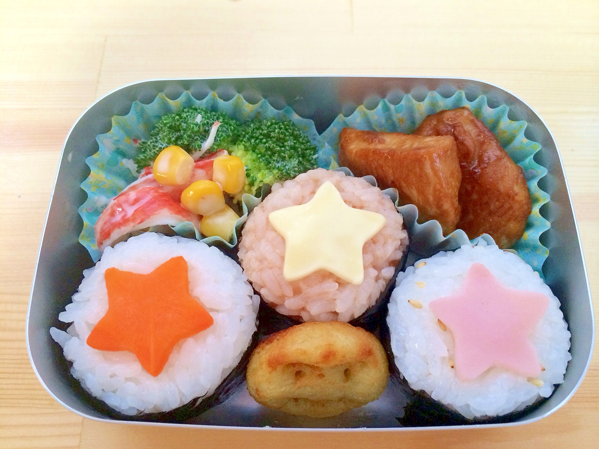 簡単だけど子供が喜ぶ♪三ツ星おにぎり弁当