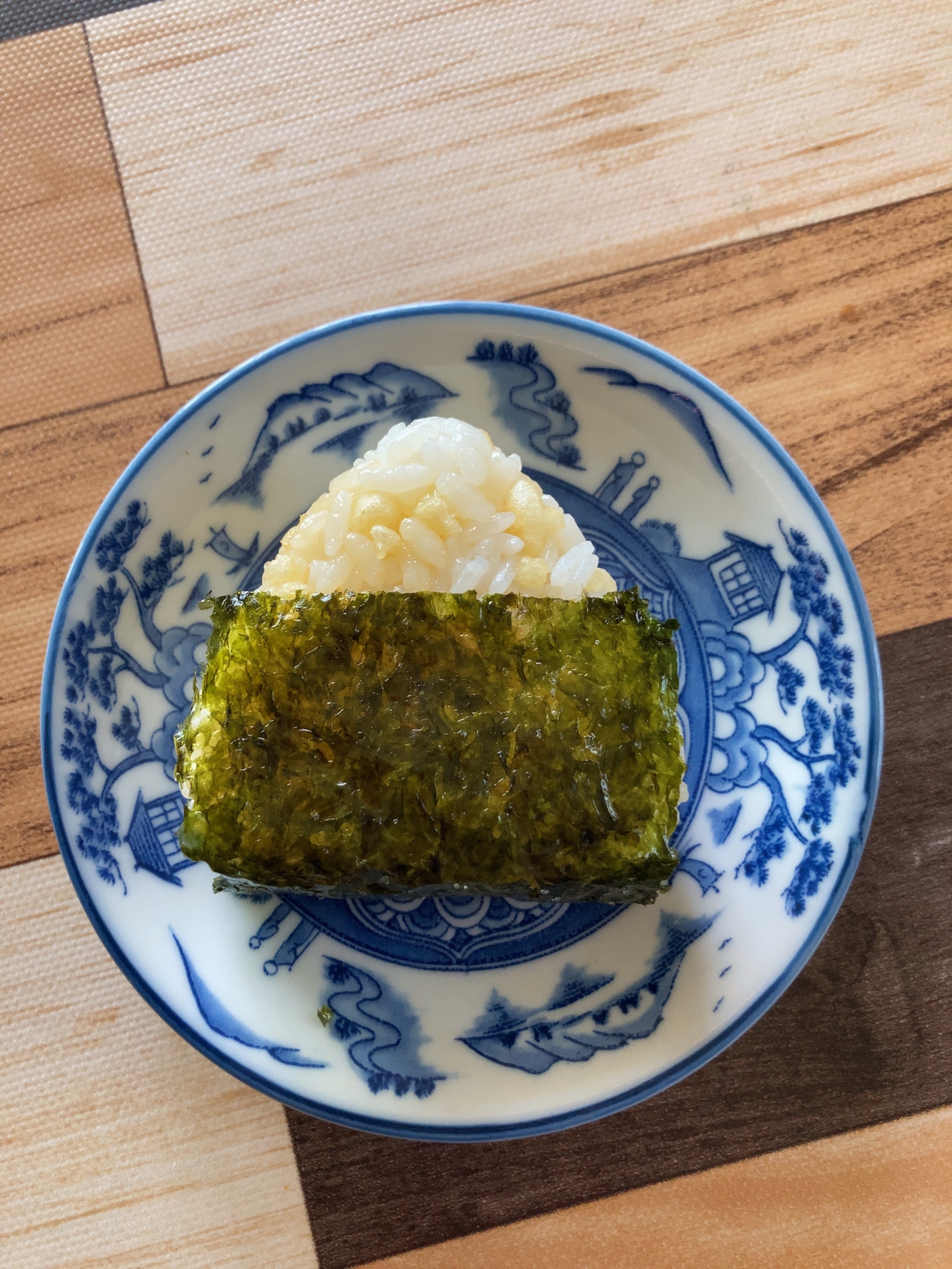 お弁当に！だし醤油と天かすのおにぎり