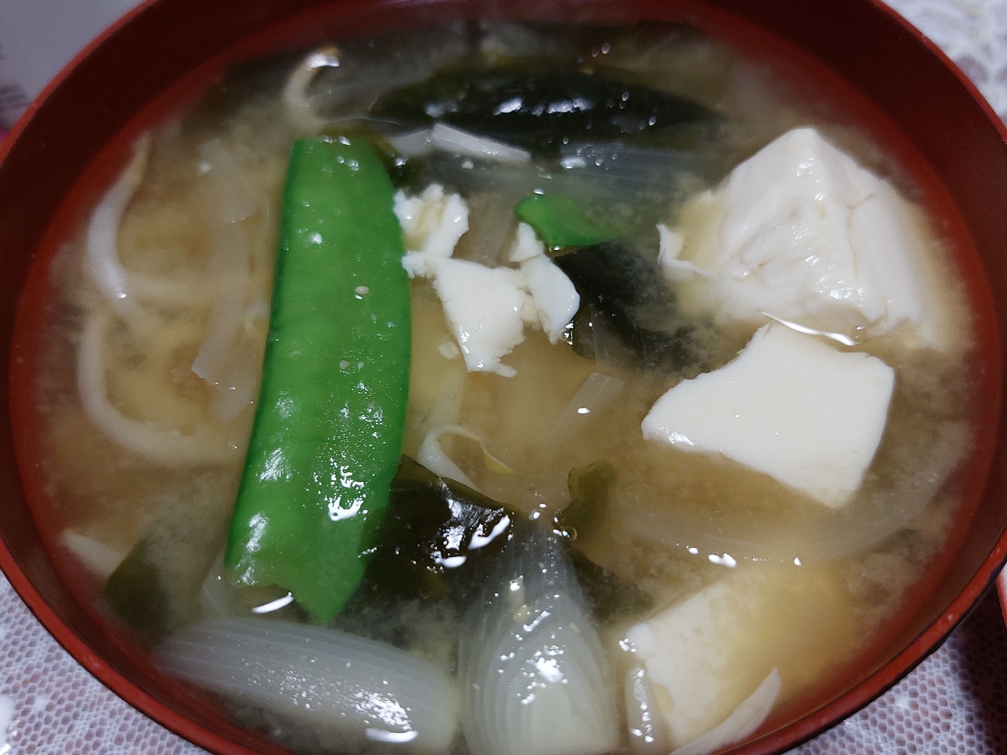 豆腐と絹さやとわかめのお味噌汁