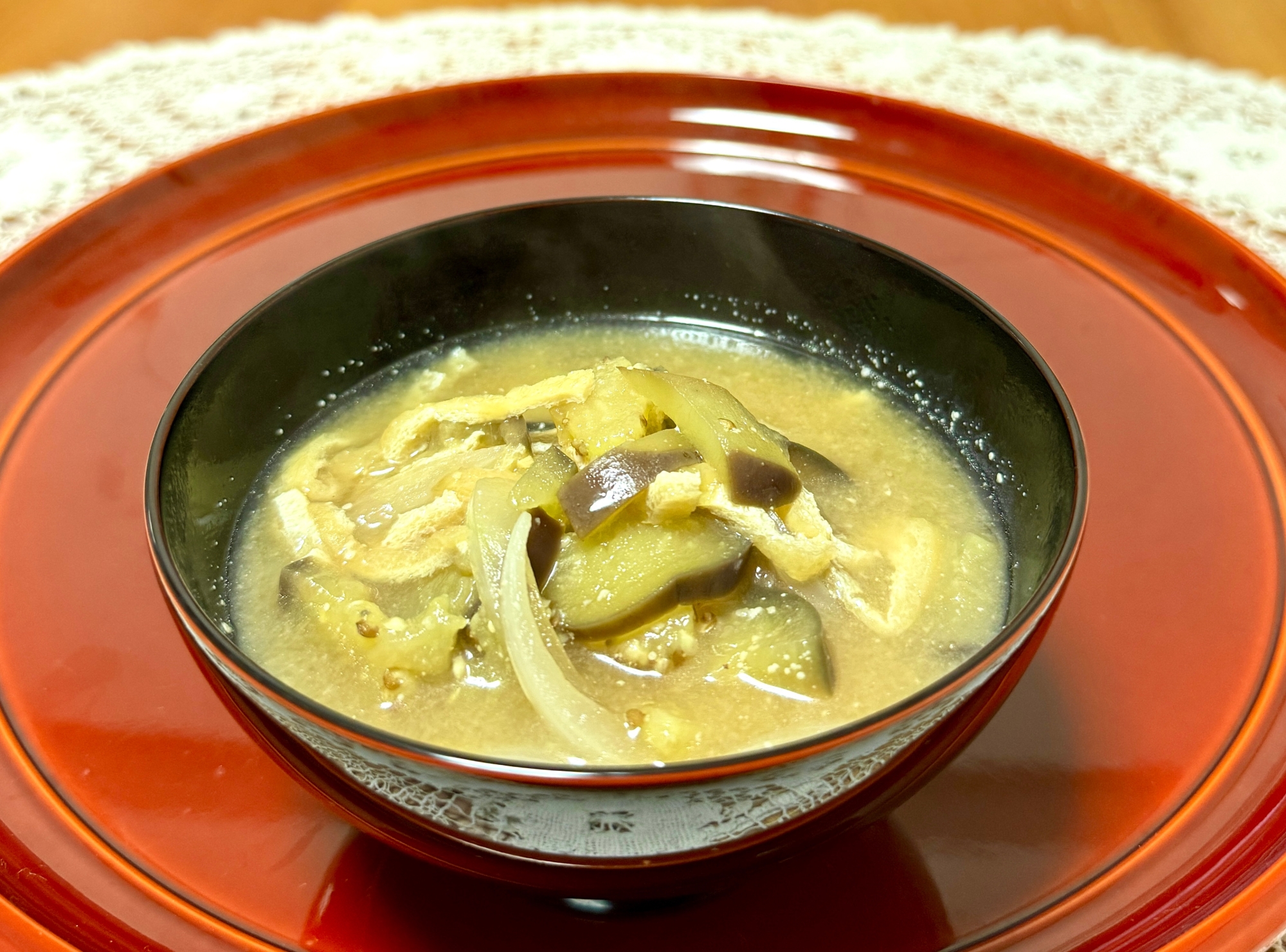 ღ˘◡˘றﾎｯｺﾘ~茄子と玉ねぎと油揚げの☆味噌汁