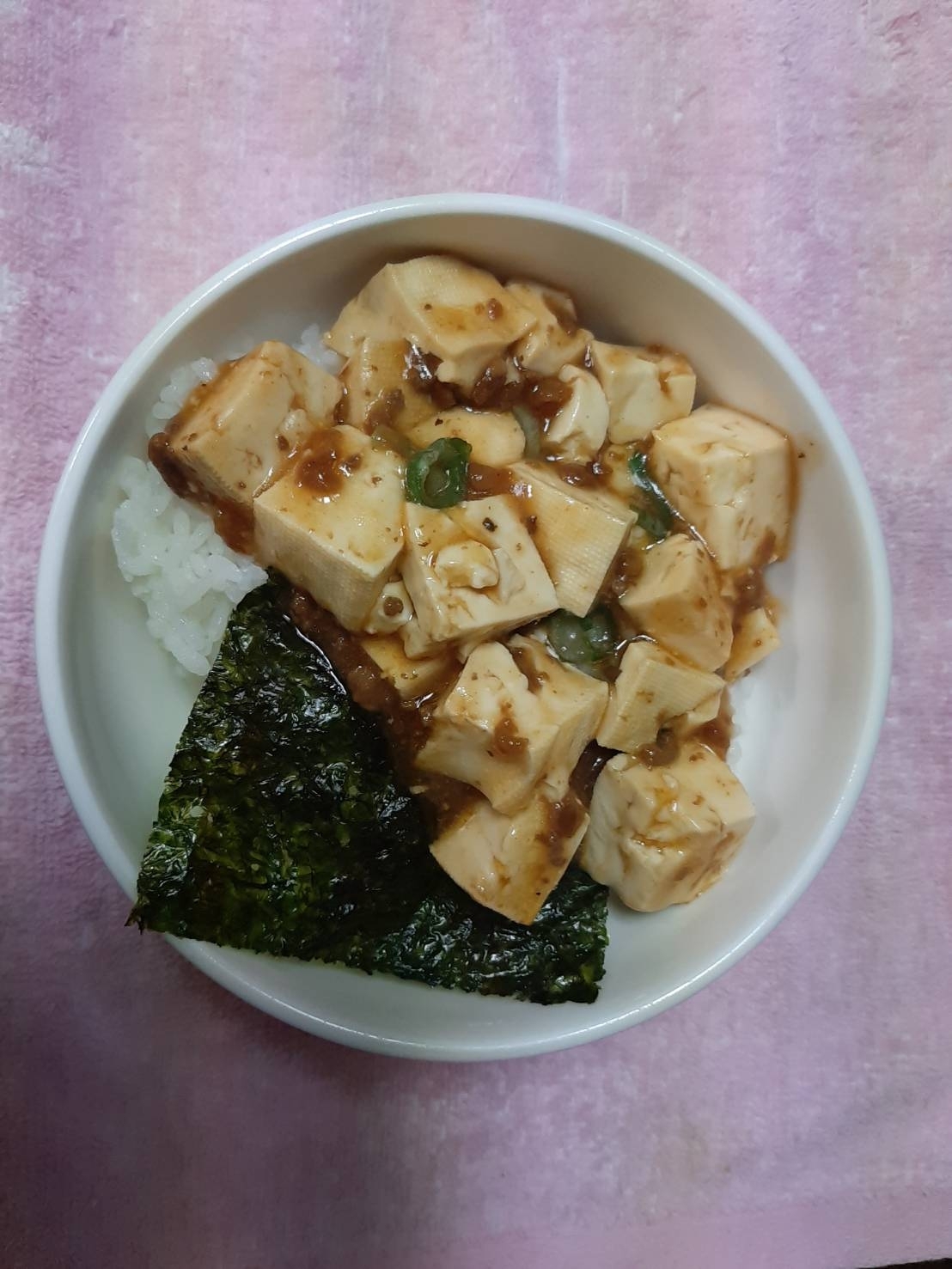韓国のりをのせた麻婆豆腐丼