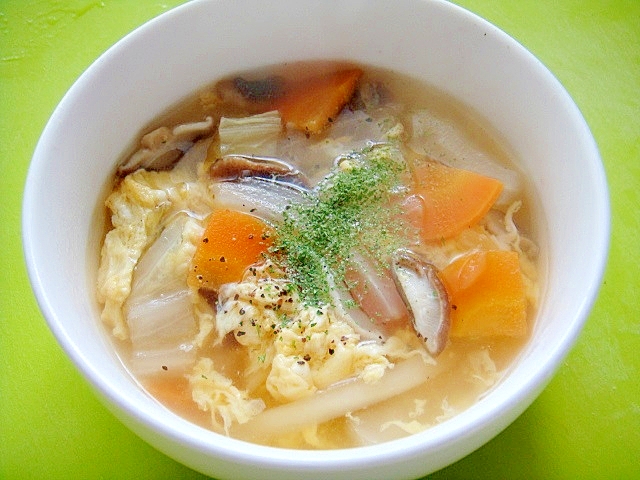 白菜と人参しいたけの卵コンソメスープ
