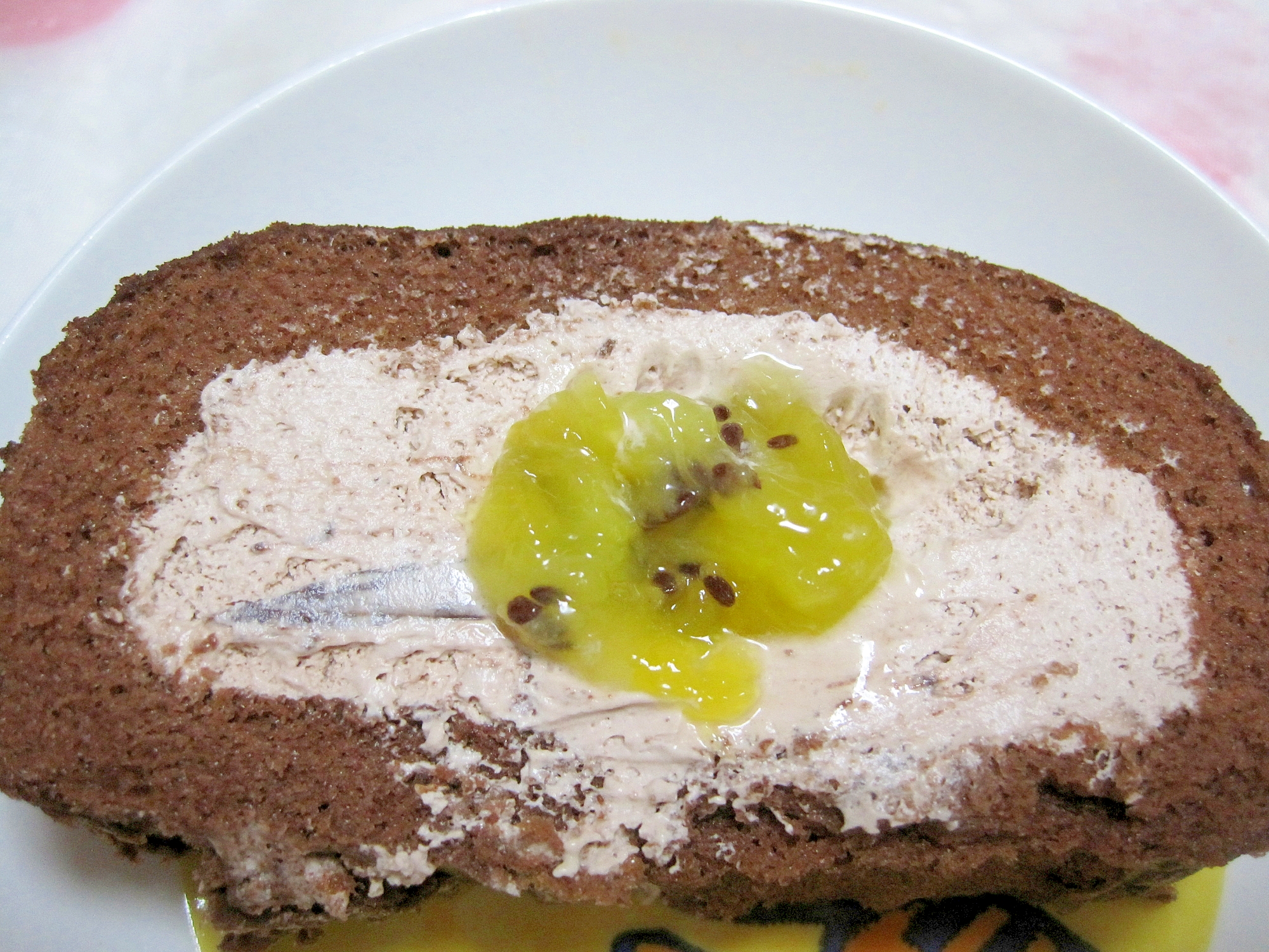 キウイのフワフワチョコレートロールケーキ