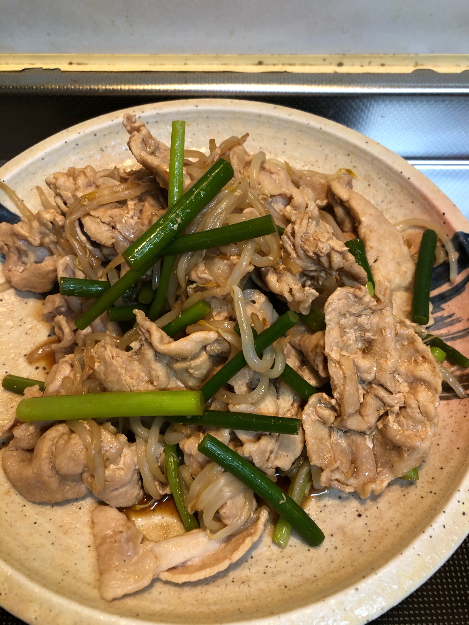 ごま油香る♪豚肉とニンニクの芽のモヤシ炒め^_^