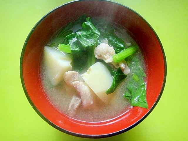 じゃがいもとほうれん草豚肉の味噌汁