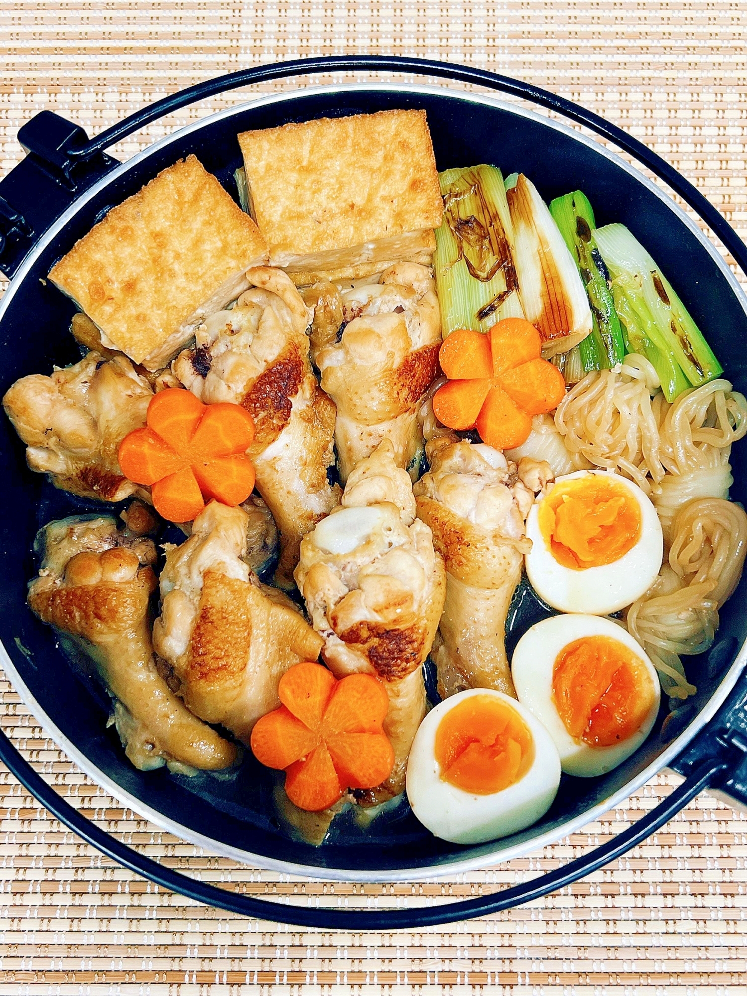 焼き目が香ばしい！鶏手羽元のすき焼き