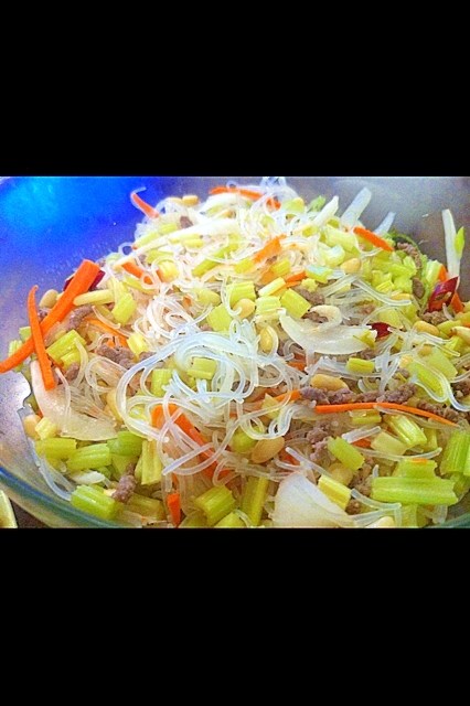 セロリとひき肉のタイ風春雨サラダ