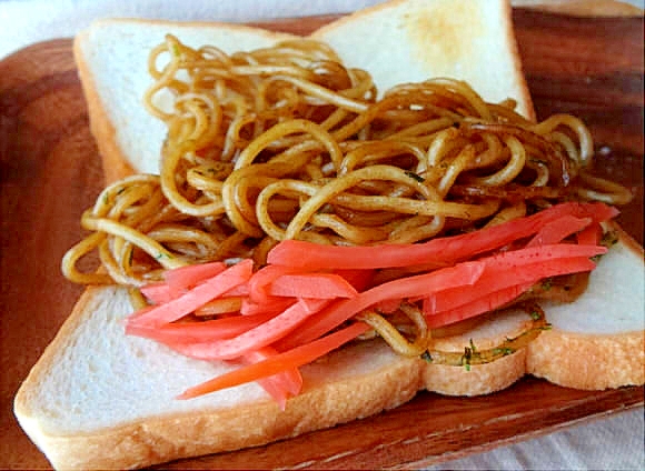 食パンで作る焼きそばパン